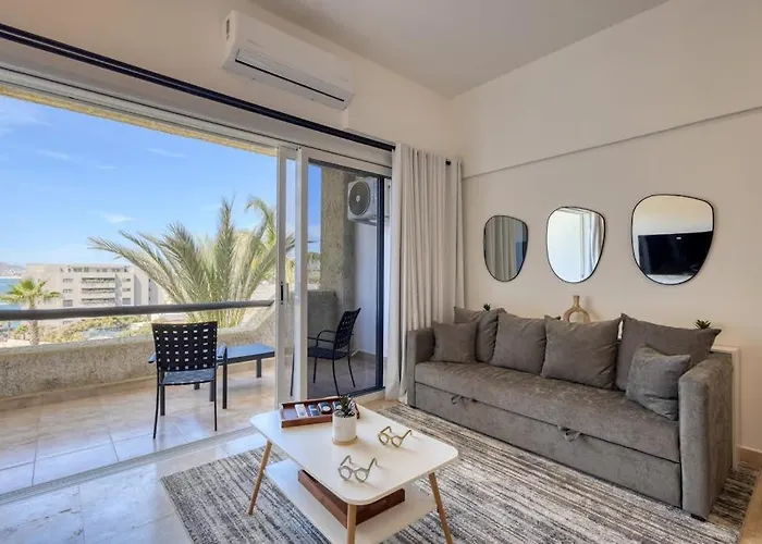 Stylish Coastal Retreat With Breathtaking Views, Pool & Private Balcony Ferienhaus