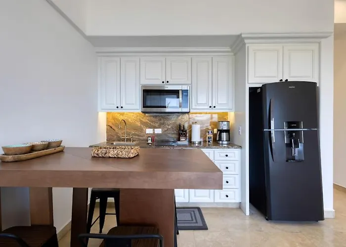 Ferienhaus Stylish Coastal Retreat With Breathtaking Views, Pool & Private Balcony *