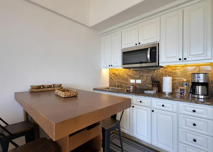 Hébergement de vacances Stylish Coastal Retreat With Breathtaking Views, Pool & Private Balcony *