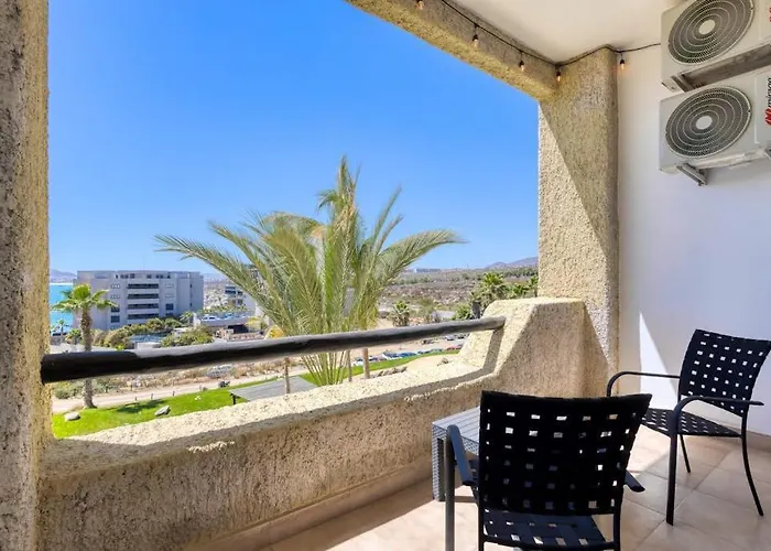 Stylish Coastal Retreat With Breathtaking Views, Pool & Private Balcony Ferienhaus *