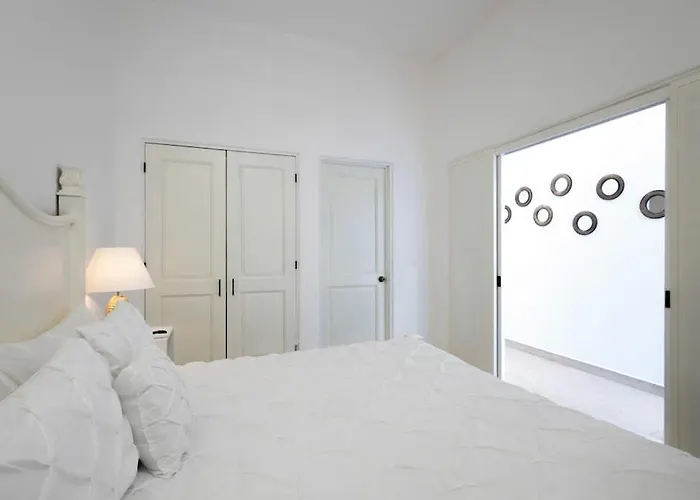 Stylish Coastal Retreat With Breathtaking Views, Pool & Private Balcony Ferienhaus *