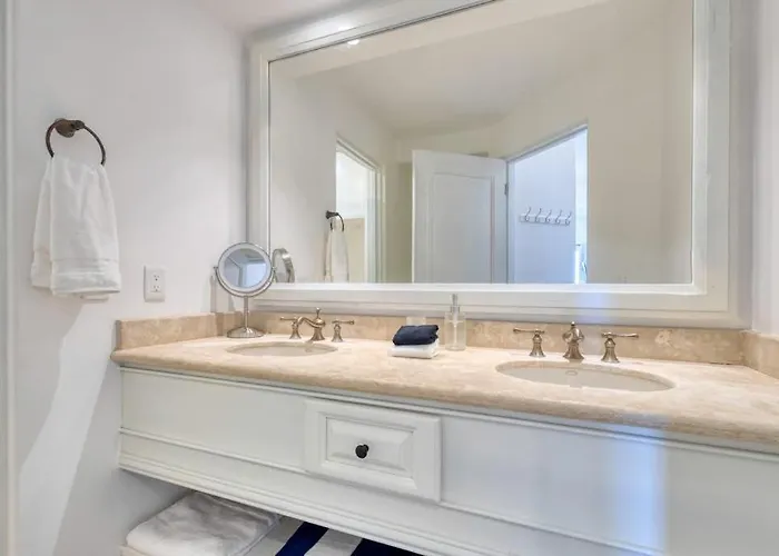 Stylish Coastal Retreat With Breathtaking Views, Pool & Private Balcony * Cabo San Lucas